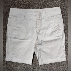 GH Bass Womens White Bermuda Shorts size 2